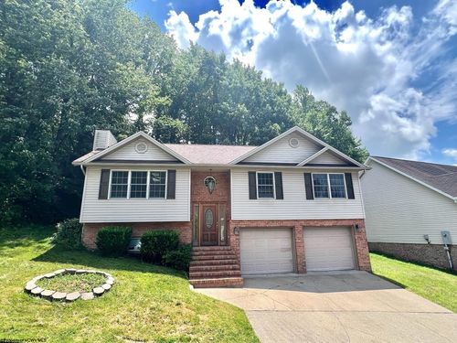 2061 Pinecrest Dr, Morgantown, WV, 26505-8039 | Card Image