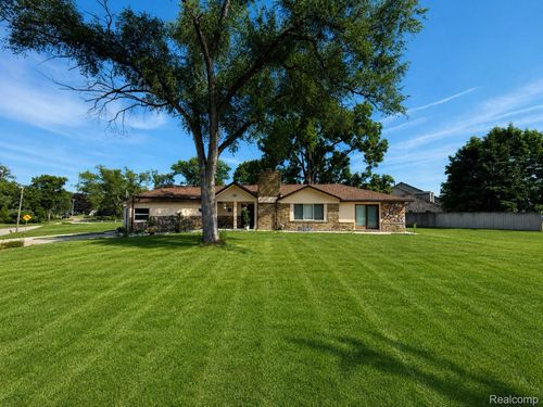 15500 Millar Rd, Clinton Township, MI, 48036-1615 | Card Image