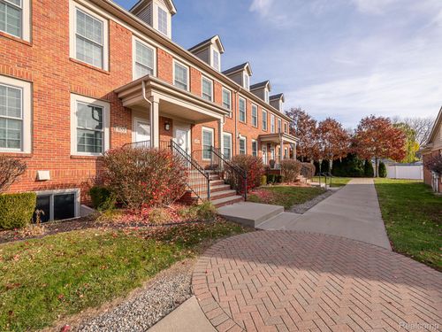 655 Vinewood St, Wyandotte, MI, 48192-5005 | Card Image