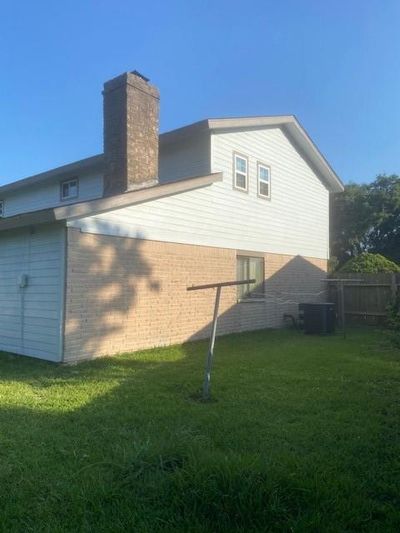 Side yard with room to hang clothes with fresh air and sunshine. | Image 3