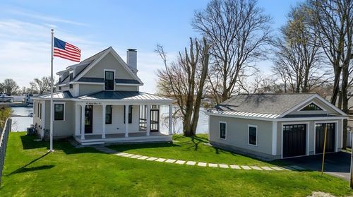 72 Ocean View Ave, Swansea, MA, 02777-1900 | Card Image