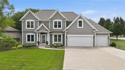 6190 N Nevada Ave, Parkville, MO, 64152-4001 | Card Image