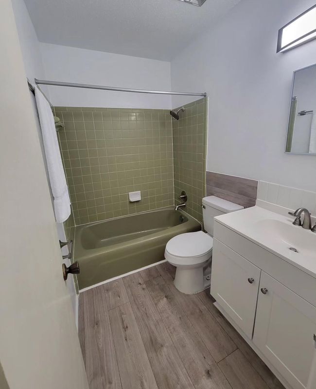 UPSTAIRS BATHROOM | Image 36