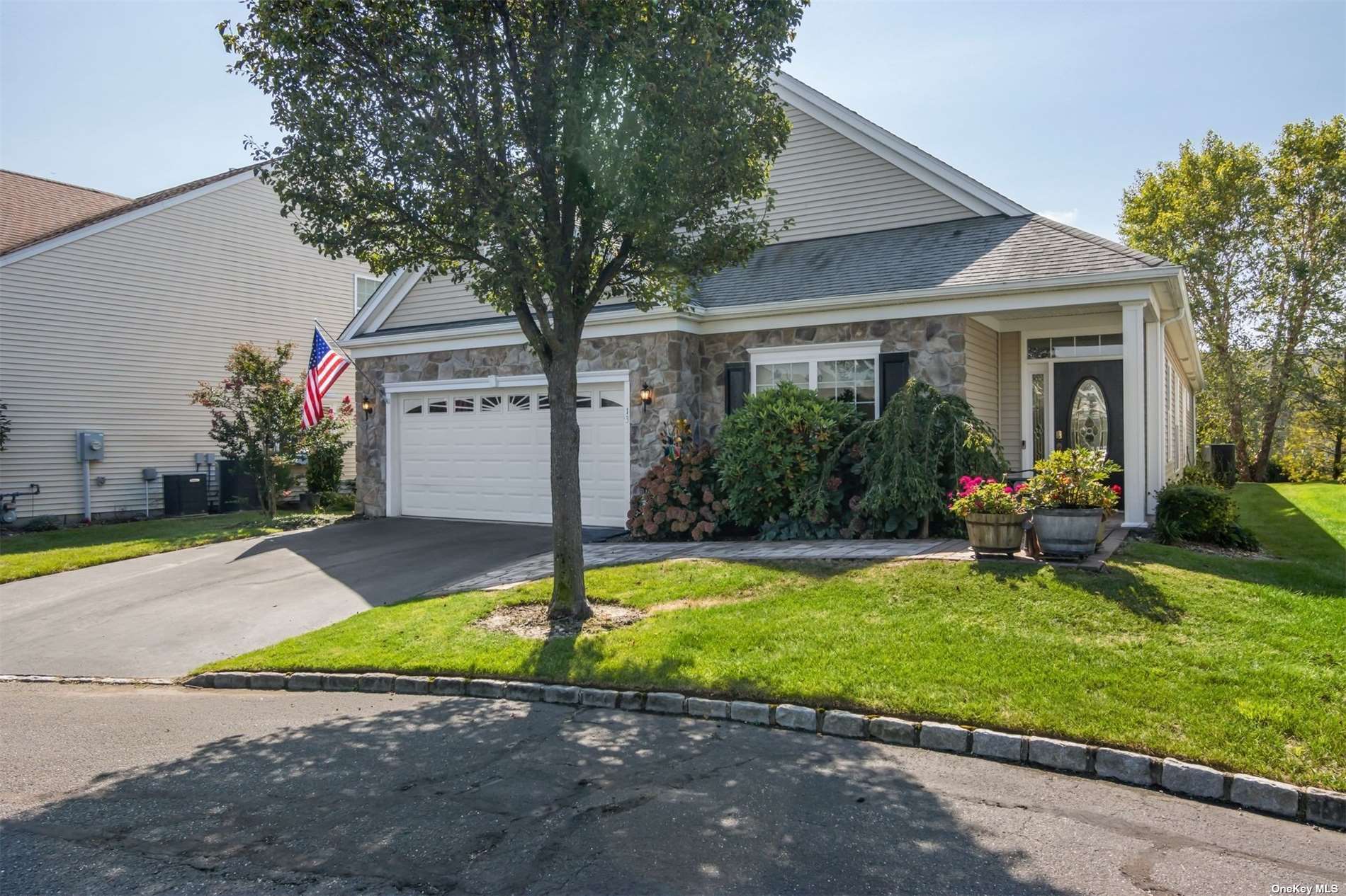 Hopkins Ct, Mount Sinai, NY 11766