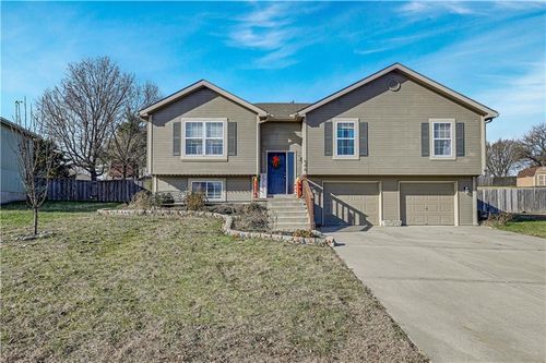 546 Hithergreen Dr, Lansing, KS, 66043-1717 | Card Image