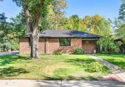 Corner lot, brick ranch | Image 1