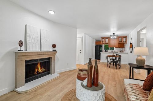 m103-14210 Ne 181st Pl, Woodinville, WA, 98072-3513 | Card Image