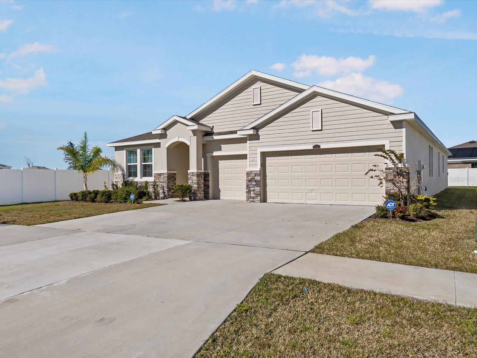 Steer Blade Dr, Zephyrhills, FL 33541