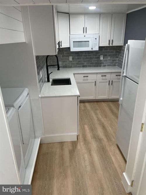 8917 Old Courthouse Rd, VIENNA, VA, 22182-2108 | Card Image