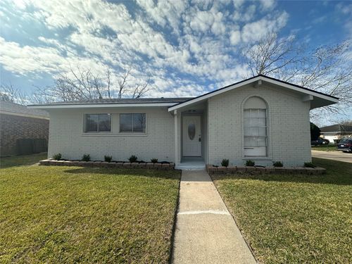 4802 Hannas Reef Dr, Bacliff, TX, 77518-2415 | Card Image