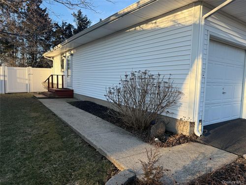 15 Donald St, Port Jefferson Station, NY, 11776-1919 | Card Image