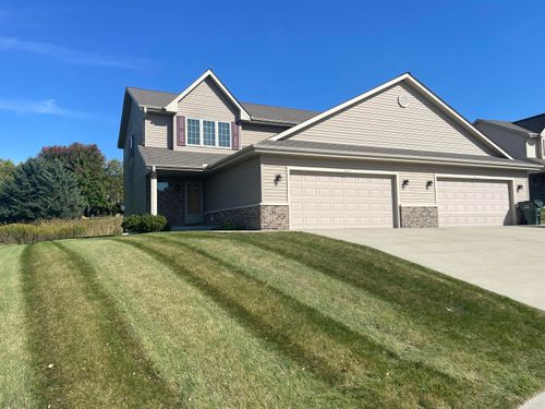 2635 Parkfield Dr, West Bend, WI, 53090-1109 | Card Image