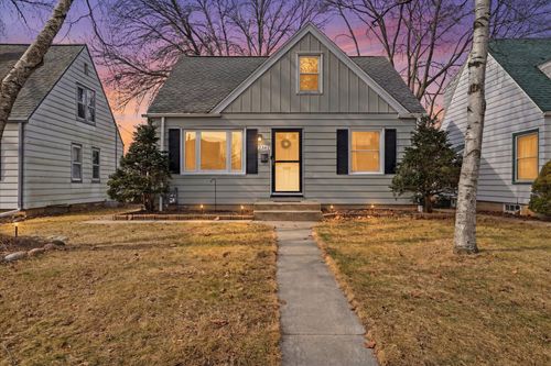 3261 N 86th St, Milwaukee, WI, 53222-3711 | Card Image