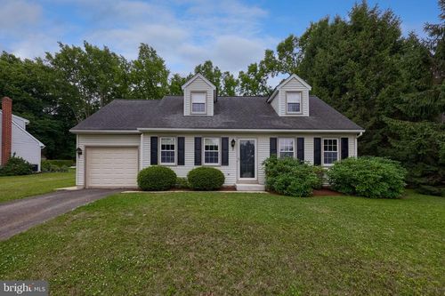 303 Parkwood Dr, LANCASTER, PA, 17603-9211 | Card Image
