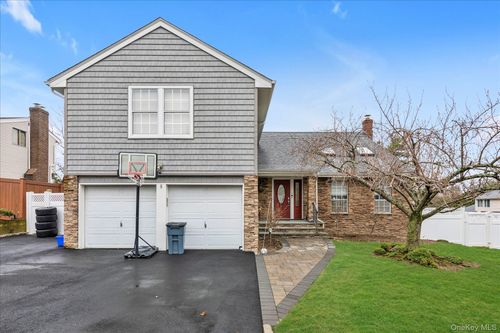 8 Branding Iron Ln, Glen Cove, NY, 11542-1651 | Card Image