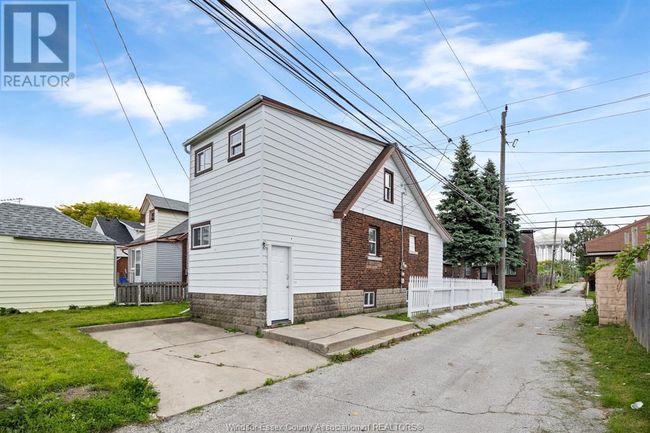 1056 Shepherd St E, Home with 3 bedrooms, 2 bathrooms and null parking in Windsor ON | Image 14