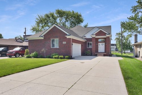 48484 Jefferson Ave, Chesterfield, MI, 48047-2216 | Card Image