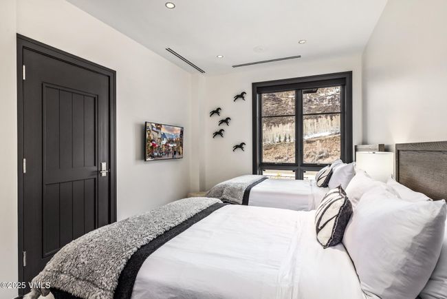 C - 141 E Meadow Dr, Condo with 2 bedrooms, 3 bathrooms and 1 parking in Vail CO | Image 25