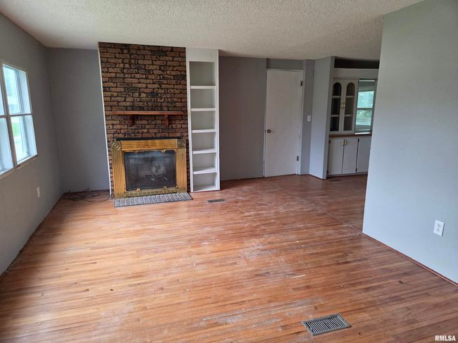 201 E 3 Rd St, Home with 3 bedrooms, 2 bathrooms and 2 parking in Christopher IL | Image 6