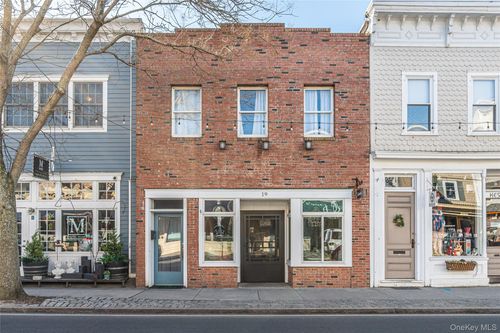 19 Front St, Greenport, NY, 11944-1615 | Card Image