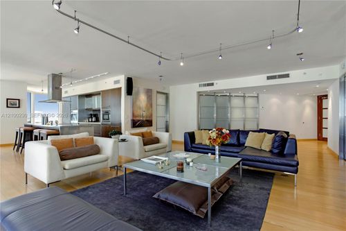 401-4779 Collins Ave, Miami Beach, FL, 33140-3285 | Card Image