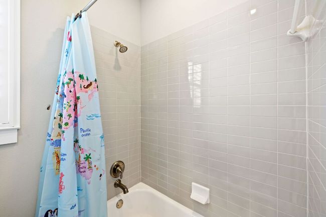 Upstairs bathroom | Image 26