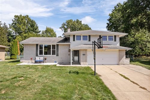 13493 Pineview Ct, Middleburg Heights, OH, 44130-2745 | Card Image