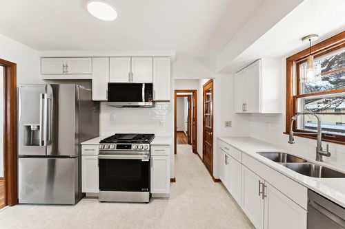 8416 Meadow Lake Rd N, New Hope, MN, 55428-2731 | Card Image