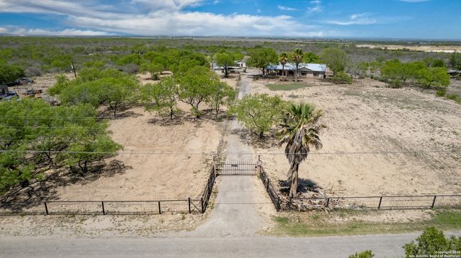 1390 Windmill Rd, House other with 2 bedrooms, 2 bathrooms and null parking in Uvalde TX | Image 49