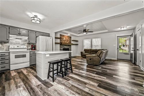 2004 Ne Wien Ave, Blue Springs, MO, 64029-9654 | Card Image