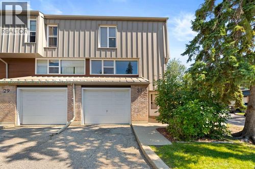31 Brae Glen Court Sw, Calgary, AB, T2W1B6 | Card Image