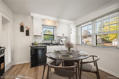 20352 Beatrice St, Livonia, MI, 48152-1851 | Card Image