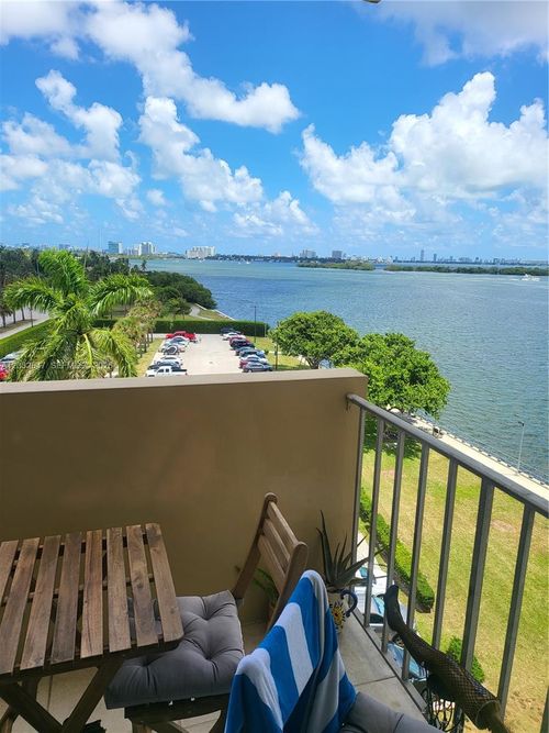 6r-880 Ne 69th St, Miami, FL, 33138-5748 | Card Image