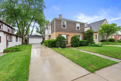 8813 W Hawthorne Ave, Wauwatosa, WI, 53226-4643 | Card Image