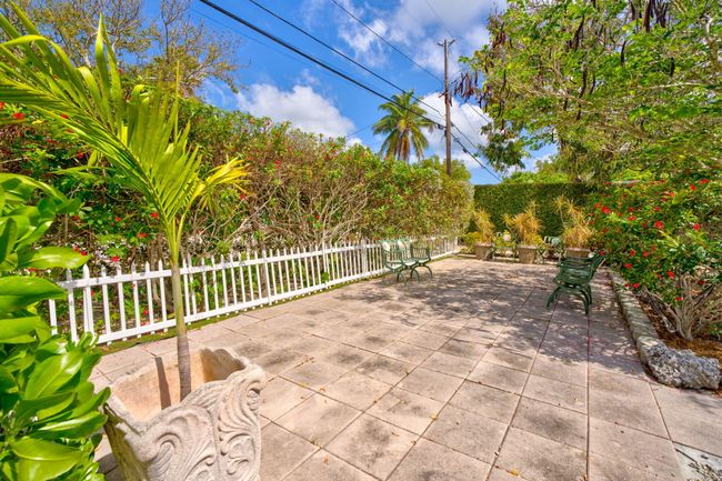 Plendy of Entertaining Areas | Image 32