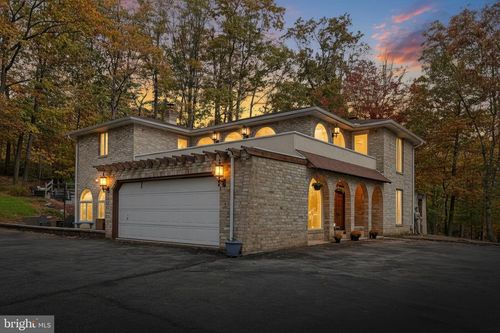 799 Laurel Woods Ln, HANOVER, PA, 17331-6877 | Card Image