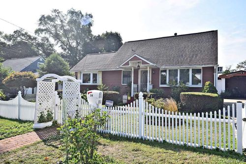 14 E Walnut St, Islip, NY, 11751-2213 | Card Image