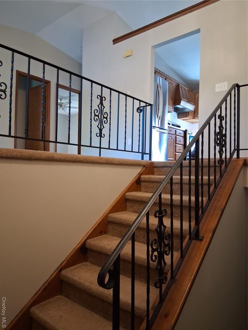 15 Ugo Dr, Newburgh, NY, 12550-2377 | Card Image
