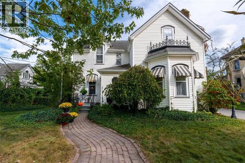 438 Emmeline St, Petrolia, ON, N0N1R0 | Card Image