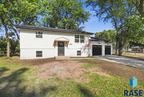 5601 W Circle Dr Drive, Sioux Falls, SD, 57106 | Card Image