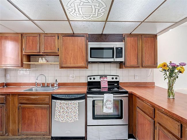 5863 - 5863 W 28 Th Ave, Condo with 2 bedrooms, 2 bathrooms and null parking in Hialeah FL | Image 6