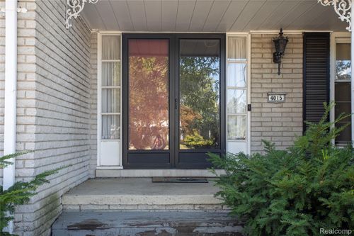 4015 Pinehurst Dr, West Bloomfield, MI, 48322-2257 | Card Image