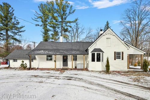 8658 Marsh Rd, Clay, MI, 48001-3904 | Card Image