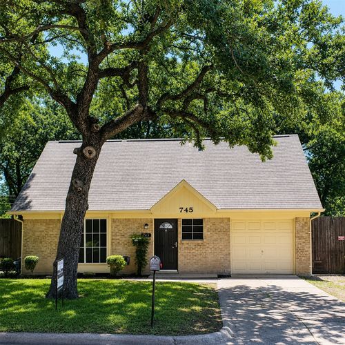 745 W Cedar St, Hurst, TX, 76053-5521 | Card Image