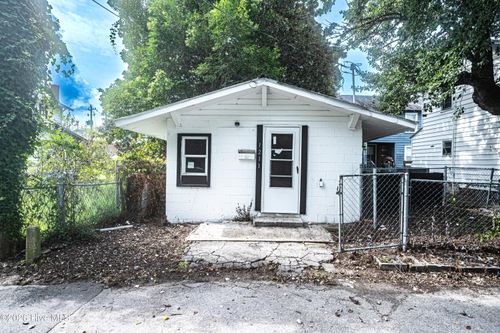 1211 Bay St, New Bern, NC, 28560-5633 | Card Image