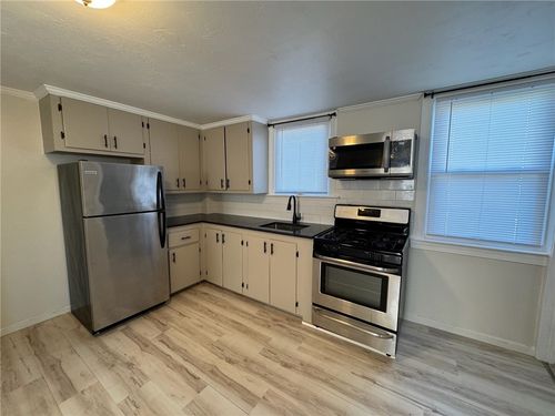 2-33 Saint Elizabeth St, Bristol, RI, 02809-3309 | Card Image