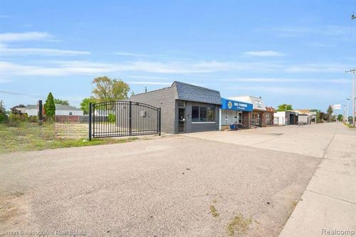 15615 E 10 Mile Rd, Eastpointe, MI, 48021-1107 | Card Image