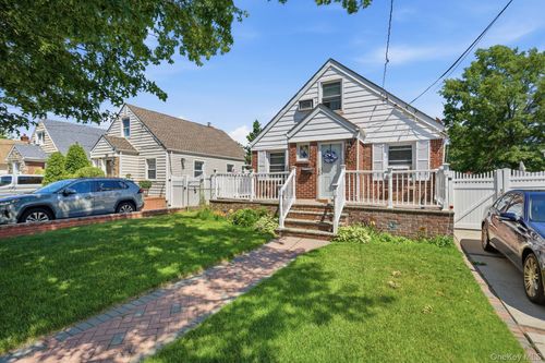 10 Everett St, Valley Stream, NY, 11580-2221 | Card Image