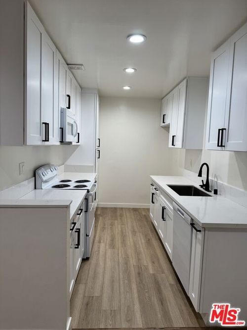 apt-68-5400 Newcastle Ave, Encino, CA, 91316-2031 | Card Image