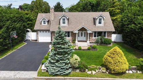 19 Gruber Dr, Glen Cove, NY, 11542-3202 | Card Image